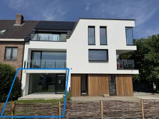 <p>Ce nouvel appartement d'une chambre avec terrasse est situé à la périphérie de Geraardsbergen.</p>
<p>Situé au 2e étage, il se compose d'un beau salon avec cuisine entièrement équipée (lave-vaisselle, plaque vitrocéramique avec hotte, réfrigérateur, four combiné), d'un débarras attenant à la cuisine, d'une terrasse spacieuse, d'une salle de bains avec douche à l'italienne et lavabo, d'une chambre et de toilettes séparées. Système de ventilation de type D. Chauffage par pompe à chaleur, panneaux solaires installés.</p>
<p>Place de parking incluse. Possibilité de garer un vélo.</p>
<p>L'immeuble est équipé d'un ascenseur.</p>
<p>Cet appartement offre à ses occupants un cadre de vie de qualité, à proximité des transports en commun, des commerces et des écoles.</p>
<p>Disponible immédiatement.</p>
<p>Loyer : 860 €/mois + charges de 35 €/mois.</p>
<p>Pour plus d'informations ou pour une visite : isabelle@cornelis-goeman.be ou 0498/10.69.56</p>
<br />
<p></p>