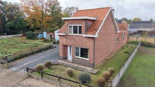 Rustig gelegen op een perceel van 14 are 35 ca,<br />Omvat: kelder, inkom, bureel, living 30m², keuken, veranda, badkamer, 3 slaapkamers (15m² - 8,3m² - 6,4m²).<br />Verwarming met kolenkachel. Epc 1.555 kWh/m² - energielabel F - UC3703034-RES-1.<br />Totale vloeroppervlakte: 133m² + kelder 8m². Ki: 624 euro.<br />Bouwjaar: 1955 en vergroot in jaren '70. Dient gerenoveerd te worden.<br />Stedenbouw info: woning vergund geacht - woonpark (residentieel woongebied) - geen voorkooprecht ruimtelijke ordening - niet gelegen in verkaveling - geen rechterlijke herstelmaatregel of bestuurlijke maatregel opgelegd.<br />Niet overstromingsgevoelig. Gebouwscore A - Perceelscore A.<br />PREMIES voor renovatie: informatie over premies en financiële steun bij de renovatieverplichting kan u raadplegen op de website https://www.vlaanderen.be/een-huis-of-appartement-kopen/renovatieverplichting-voor-residentiele-gebouwen . Renovatieverplichting: kopers van woningen met een EPC-label E of F worden verplicht om binnen de 5 jaar na datum notariële akte de woning energetisch te renoveren tot minimum energielabel D = EPC 400 kWh/m² of beter.