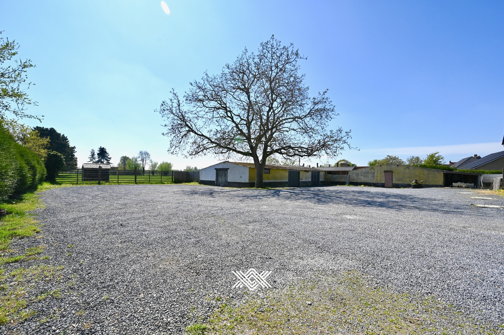 Veelzijdige eigendom met woningen, handelspand en weide - foto 5