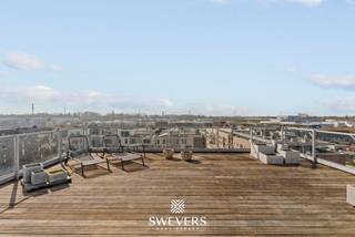 Interesse? Meer informatie op www.SWEVERS.be. - Dit ruime penthouse van 204 m² bevindt zich op de vierde en vijfde verdieping van een residentie in Hasselt. Het appartement beschikt over een lichte leefruimte van meer dan 50 m², een open keuken, drie slaapkamers en een stijlvolle badkamer, allemaal afgewerkt met oog voor comfort en kwaliteit.<br /><br />Een grote troef zijn de uitgebreide terrassen met een totale oppervlakte van 177 m². Op de bovenste verdieping liggen twee terrassen (zuidwest en noordoost georiënteerd), terwijl op de vierde verdieping een terras rond het volledige appartement loopt. Daarnaast heeft het penthouse een EPC-label B, twee ondergrondse autostaanplaatsen en een kelderberging van 5,5 m², met de optie om een extra garagebox aan te kopen.<br /><br />De ligging is gunstig: winkels, horeca en ontspanning liggen op korte afstand, openbaar vervoer op 190 m, de snelweg op 650 m en het centrum van Hasselt op 2,5 km. Bel ons vandaag nog voor een persoonlijke rondleiding. Wij van Swevers Real Estate helpen je maar al te graag verder. tel. 011 255 155. Bron bewoonbare oppervlakte: EPC-verslag.