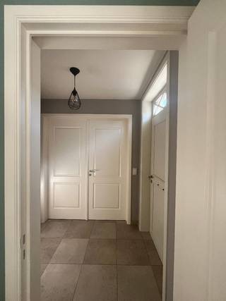 <p>Bent u op zoek naar een instapklare, smaakvol afgewerkte woning waar duurzaamheid, comfort en lichtinval centraal staan?</p><p>Deze prachtig afgewerkte thuis in Oostrozebeke biedt alles wat u zoekt. Gelegen in een rustige, residentiële omgeving, combineert dit vastgoed een vlotte bereikbaarheid met het comfort van een hoogwaardige woning.</p><p>Geniet u van een uitstekende ligging met scholen, openbaar vervoer, lokale handelszaken en sportfaciliteiten in de directe nabijheid.<br />Een perfecte uitvalsbasis voor wie houdt van een rustige woonomgeving, zonder in te boeten op een vlotte verbinding naar omliggende steden zoals Waregem, Kortrijk en Roeselare.</p><p>De woning bestaat uit een inkomhal, toilet, afzonderlijke bureauruimte met maatkasten en vestiaire, een lichtrijke leefruimte met eet-en zithoek, een volledig geïnstalleerde keuken voorzien van alle moderne toestellen, een aansluitend praktische was-en bergplaats.<br />Op de eerste verdieping bevinden zich 3 ruime slaapkamers (waarvan 1 met maatkasten), een luxueuze badkamer uitgerust met een douche, ligbad en een dubbel lavabomeubel, een afzonderlijk toilet.<br />Via de tweede trap bereikt U de volledig ingerichte zolder voorzien van maatkasten, met mogelijkheid om tot extra slaapkamers, bureau of hobbyruimte te maken.<br />Mooi aangelegde tuin met terras in blauwsteen, lounge en tuinberging.<br />Extra uitweg met parkeergelegenheid (carport) voor 2 wagens.</p>
