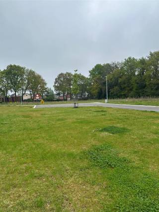<p><span>In zeer rustige nieuwe verkaveling gelegen bouwgrond voor open bebouwing van 6 are 46 centiare.</span></p><p><span>In een nieuwe zijstraat van Sint Theresiastraat ter hoogte van Hannesblok.</span></p><p><span> </span></p>