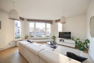 Ligging Dit lichtrijke hoekappartement met twee slaapkamers is gelegen aan het Laar, een levendig en centraal plein met een...