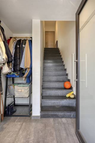 Recente woning met ruime garage.Indeling:Gelijkvloers: inkomhal, garage met aansluitingen wasmachine en toegang tot een zongerichte tuin.1ste...