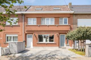 Ben jij op zoek naar een energiezuinige woning op goede locatie met 3 slaapkamers en conforme elektriciteit? <br />Deze woning vlakbij het centrum van Lede geeft je een instapklare woning van 225m² bewoonbaar met parkeergelegenheid en een ruim terras en tuin. <br /><br />Indeling: <br />Gelijkvloerse verdieping: <br />- Inkomhal met gastentoilet<br />- lichtrijke leefruimte <br />- Uitgeruste keuken <br />- Veranda met zicht op de tuin <br />- Berging met wasplaats<br /><br />Eerste verdieping: <br />- Nachthal met berging <br />- 2 ruime slaapkamers <br />- Badkamer met bad, inloopdouche dubbele lavabo en toilet<br /><br />Zolderverdieping: <br />- Ruime slaapkamer die eventueel op te delen is naar 2 slaapkamers<br /><br />Troeven: <br />- EPC B <br />- Elektriciteit = conform<br />- Oprit voor 2 wagens <br />- Fietsenberging vooraan de woning <br />- Aangelegd met ruime tuin<br />- Gordijnen op maat<br />- SMEG-toestellen in keuken<br />- Kelder aanpalend aan de keuken<br /><br />Ben jij nu op zoek naar woning die afgewerkt werd met hoogwaardige materialen?<br />Plan vandaag nog je bezoek.<br /><br />Meer informatie of een bezoek aanvragen?<br />Schrijf u in via de link ( https://albert.immo/listing/7792229 ) of neem rechtstreeks contact op met Robbe via robbe.van.der.cammen@albert.immo of 0498 26 28 49.