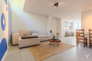 Deze aantrekkelijke stadswoning werd in 2022 grondig gerenoveerd en voorzien van alle hedendaags comfort. De ideale woonst voor een koppel, alleenstaande of als investering. Parkeermogelijkheid in de straat. De indeling is als volgt; Gelijkvloers: inkomhal met toilet, keuken, eetplaats en living, washoek. 1ste verdieping: Badkamer met slaapkamer (momenteel dressing), terras met zicht op kloostertuin. 2de verdieping: Slaapkamer 2Elektriciteit conform. EPC SIMULATIE MITS PLAATSEN LUCHT-LUCHT WARMTEPOMP (AIRCO); 189 kWh/(m2 jaar) LABEL B. Kortom de ideale starterswoning in Brugge klaar voor intrek!Contacteer Emile voor een bezoek ter plaatse of meer info: 0492 08 08 08emile@correctvastgoed.beWij verzorgen ook de schatting van uw woning. Bel voor meer info!Vanaf heden kunt u gebruik maken van onze online schattingstool om de waarde van uw woning helemaal vrijblijvend na te gaan.👉 https://www.correctvastgoed.be/schatting