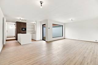 <p>Centraal gelegen in de winkelstraat van Diksmuide, met alle voorzieningen (winkels, horeca, scholen, openbaar vervoer) op wandelafstand, vindt u dit volledig gerenoveerde appartement (renovatie 2026). Het is gelegen op het gelijkvloers en helemaal instapklaar, met al het nodige wooncomfort aanwezig. Dankzij de doordachte en kwalitatieve afwerking hoeft u hier geen werken meer uit te voeren.<br />Het appartement omvat een ruime living die overloopt in een open, praktisch ingerichte keuken – ideaal voor wie graag kookt en ontvangt. Er zijn 2 ruime slaapkamers en een praktisch ingerichte badkamer, aangevuld met een apart toilet. Extra troef zijn de 2 gezellige koertjes, perfect om buiten te zitten en te genieten van een zonnig moment.<br />Een bijkomende troef zijn de heel lage gemeenschappelijke lasten.<br />Bij het appartement hoort tevens een garage, ideaal voor wagen of extra opbergruimte.<br />EPC: label C – 265 kWh/(m² jaar)<br />Appartement: €230.000<br />Garage: €25.000<br />Interesse of een bezoek inplannen? Neem gerust contact op.<br /> </p>