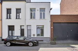 Ontdek deze instapklare gezinswoning met een verzorgde gevel, gelegen in een rustige buurt met vlotte verbindingen. Ideaal voor gezinnen die op...