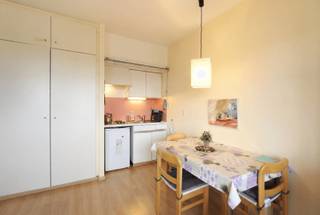 Studio gelegen in residentie Laguna Beach te Duinbergen met aangenaam zicht over de polders, Lakeside en de toekomstige golf. Indeling studio: Woonkamer, keuken, badkamer, toilet en terras. Privé domein met gemeenschappelijk zwembad (enkel bewoners), privé strand en sportfaciliteiten.