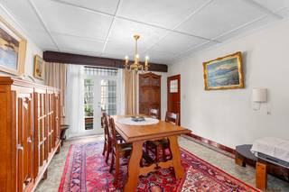 <p>Op een absolute toplocatie in Sint-Michiels bevindt zich deze verrassend ruime, te renoveren gezinswoning. Hét grote pluspunt is het zon-georienteerde perceel van 322 m² met een zeldzame dubbele toegankelijkheid.<br />Naast de hoofdinkom via de Rijselstraat beschikt de eigendom aan de achterzijde namelijk over een praktische uitweg met een afzonderlijke garage die rechtstreeks uitgeeft op de Tillegemstraat.<br />Met een bruikbare vloeroppervlakte van ongeveer 198 m² biedt het pand een uitzonderlijk stevige basis en volop potentieel.<br />Via de inkomhal op het gelijkvloers betreedt u de royale leefruimte. Aansluitend vindt u een tweede eetkamer, een compacte veranda en de keuken, met helemaal achteraan de badkamer en het apart toilet. Extra bergruimte in een praktische kelder. Op de eerste verdieping brengt de traphal u naar drie volwaardige slaapkamers en een extra bureauruimte. De tweede verdieping herbergt bovendien een zeer ruime zolder met afzonderlijke berging, ideaal om extra slaapkamers of een hobbyruimte te creëren.<br />Dit is de uitgelezen kans om een karaktervolle woning op een fantastische locatie volledig naar uw hand te zetten!<br />Een uniek renovatieproject met enorm veel potentieel.<br />Neem vandaag nog contact op voor meer informatie of om een bezoek in te plannen.<br />Interesse?</p>