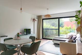 Luxueus gerenoveerd, energiezuinig 2-slaapkamerappartement op het gelijkvloers van een kleinschalig gebouw, voorzien van een zalig tuintje vooraan en ruim terras achteraan.<br />Het appartement is 100% instapklaar.<br /><br />Locatie:<br />Het appartement is gelegen in een rustige straat in de Buizegemwijck, op korte afstand van diverse buurtwinkels. Dankzij de vlotte verbindingen zijn Antwerpen, Brussel en Mechelen gemakkelijk bereikbaar.<br /><br />Indeling:<br />Inkom met apart toilet en ingemaakte kasten met plaats voor de wasmachine.<br />Lichtrijke living op prachtige parketvloer<br />Open en volledig geïnstalleerde open keuken met toestellen<br />Leuk tuintje vooraan aan de leefruimte en achteraan aan de slaapkamers een ruim terras<br />Prachtige badkamer met inloopdouche en lavabomeubel <br />2 slaapkamers: waarvan 1 masterbedroom die voorzien is van ingemaakte kasten.<br /><br />Bijzonderheden:<br />- Beschikbaar vanaf 01-12<br />- Maandelijkse kosten 85 euro, water inbegrepen. <br />- Verbruik gas en elektriciteit met eigen meters. <br />- Privatieve kelderberging. <br /><br />Reserveer uw bezoekmoment via https://mijnhuurprofiel.be/property/a6687add-584c-41b5-afe6-d02e0baeee3c