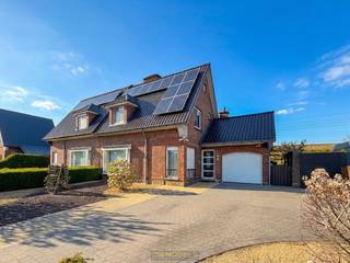 INSTAPKLARE gezinswoning met 3 slaapkamers, polyvalente zolderruimte, zonnepanelen en tuin nabij het centrum van Oudenaarde. Deze RUIME...