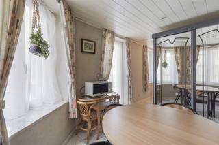 <p><span>Lichtrijke studio gelegen op een tweede verdieping, vlakbij de zeedijk, haven en centrum.</span></p><p><span>De ideale uitvalbasis van deze studio is hier zeker een grote troef.  </span></p><p><span>De lichtrijke leefruimte voorzien van vele raampartijen staat in connectie met de open keuken.  Deze is compact maar praktisch qua indeling.</span></p><p><span>Er is een klein terrasje geconnecteerd aan de leefruimte.</span></p><p><span>De badkamer is voorzien van een ligbad, lavabomeubel en toilet. </span></p><p><span>Er is een slaaphoek aanwezig met ingemaakte kasten.</span></p><p><span>De ruimtes worden verwarmd met elektrische convectoren.</span></p><p><span>Er is een privatieve kelder voor deze studio op het gelijkvloers.</span></p><p><span>Dit pand is onderworpen aan de renovatieverplichting van de Vlaamse overheid voor residentiële gebouwen (behoudens bij sloop binnen 5 jaar na de aankoop). </span></p><p><span>Consulteer voor meer informatie de website van het Vlaams Energie- en klimaatagentschap via <span>https://www.vlaanderen.be/een-huis-of-appartement-kopen/renovatieverplichting-voor-residentiele-gebouwen</span></span></p><p><span>Vraag ons advies naar energiebesparende ingrepen en de voorziene premies. </span></p>