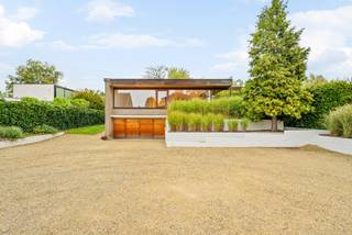 Dans un emplacement particulièrement agréable sur la colline de Hainaut à Hasselt se trouve cette villa au caractère unique, à rénover, avec un niveau de vie surélevé, située sur un magnifique terrain entièrement clôturé de pas moins de 1.100 m².<br /><br />La maison bénéficie d'un emplacement excellent dans un environnement résidentiel calme, verdoyant et résidentiel, où l'espace, la vie privée et la qualité de vie sont au centre des préoccupations. Un quartier idéal pour faire grandir des enfants, avec le centre animé de Hasselt, des écoles, des magasins et d'autres commodités quotidiennes à distance de marche.<br /><br />Agencement<br />La maison se distingue par son aménagement particulier en bel-étage, où les principales pièces de vie se trouvent au niveau de vie surélevé. Cet agencement offre une expérience de vie agréable et lumineuse, créant une délicieuse sensation d'ouverture et d'intimité.<br /><br />Grâce au niveau de vie surélevé, on bénéficie également d'une belle vue sur la verdure environnante et le terrain spacieux. La maison est à rénover et offre ainsi une excellente base pour aménager les espaces existants selon ses propres goûts et désirs contemporains.<br /><br />Jardin et espaces extérieurs<br />Le magnifique terrain entièrement clôturé de 1.100 m² est sans aucun doute l'un des atouts majeurs de cette propriété. La surface généreuse du jardin procure un agréable sentiment d'espace et de vie privée, et crée de nombreuses possibilités pour la détente, les enfants qui jouent et la vie en plein air.<br /><br />La combinaison de l'environnement de jardin verdoyant et des espaces de vie surélevés offre une expérience de vie particulière, où le contact avec la nature et le sentiment d'ouverture sont au cœur de l'expérience.<br /><br />Particularités<br />- Magnifique terrain entièrement clôturé de 1.100 m².<br />- Environnement résidentiel calme et recherché.<br />- Emplacement convivial pour les enfants à courte distance de Hasselt.<br />- Aménagement particulier en bel-étage avec des espaces de vie surélevés.<br />- Agréable luminosité et belle vue sur l'environnement du jardin.<br />- Maison à rénover avec de nombreuses possibilités pour réaliser un concept de vie personnalisé.<br /><br />Une propriété avec un potentiel exceptionnel, où la combinaison d'un terrain spacieux, d'une expérience de vie unique et d'un excellent emplacement résidentiel près de Hasselt fait toute la différence. <br />EPC E / obligation de rénovation.