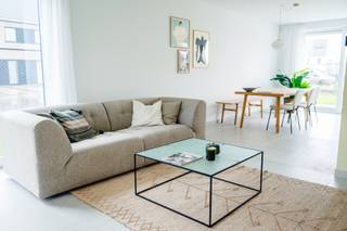 Lot 28: Ontdek deze energiezuinige open nieuwbouwwoning op een perceel van 326 m² in woonbuurt Dreef. De woning beschikt over 3 slaapkamers, een privatieve tuin en een carport, en combineert een doordachte indeling met hedendaags wooncomfort.<br /><br />Dankzij de afgewerkte zolderverdieping geniet je van een volwaardige 4de slaapkamer en een praktische berging, ideaal als extra slaap-, werk- of hobbyruimte. Duurzame technieken zoals een warmtepomp, vloerverwarming en zonnepanelen zorgen bovendien voor een aangenaam binnenklimaat en een laag energieverbruik.<br /><br />Gelegen in een groene en autoluwe woonbuurt aan de rand van Gent, met scholen, winkels en openbaar vervoer binnen handbereik.<br /><br />Meer info via www.matexi.be/dreef of bel naar 09 298 11 05.