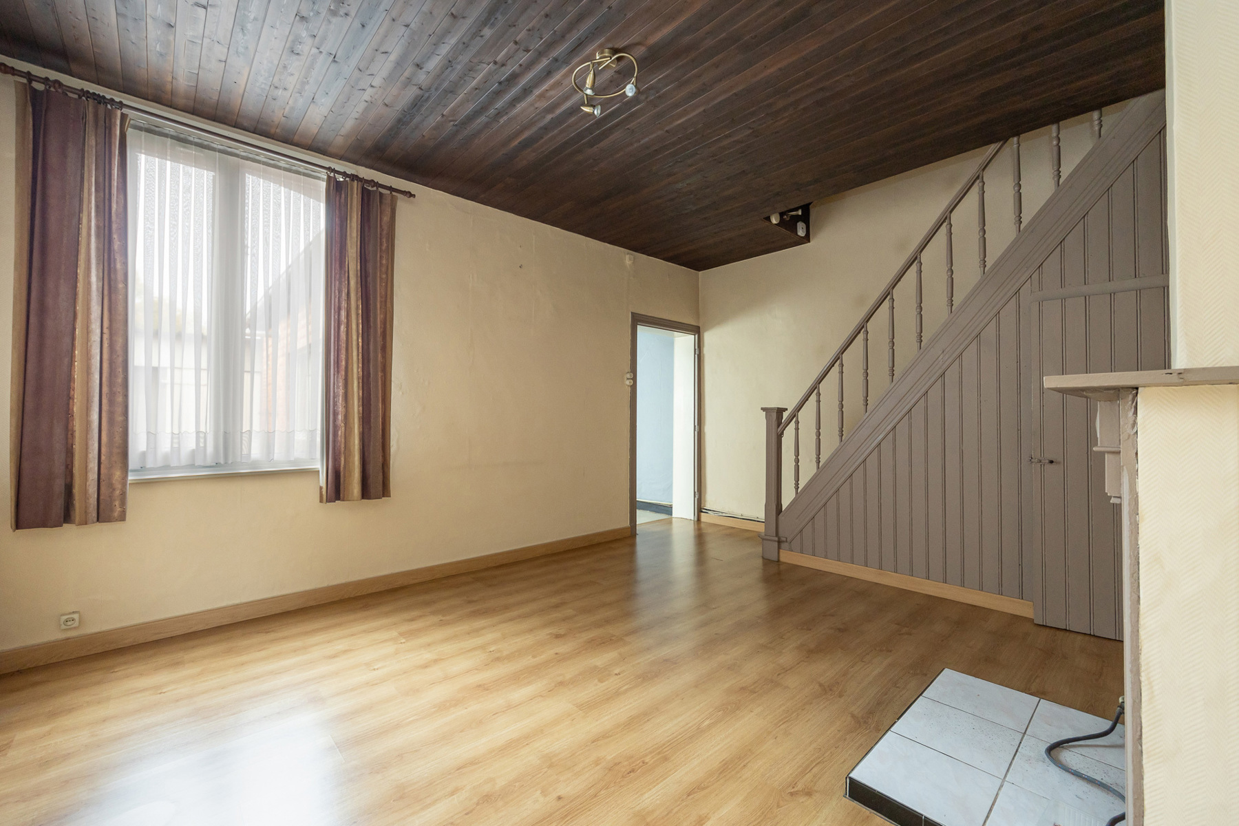 Halfopen woning met potentieel op gunstige locatie - foto 5