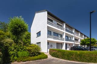 Geriefrijke woning met weelderige tuin, garage, EPC B in een doodlopende straat te Kuurne.<br /><br />De Grasbloem is een doodlopende straat in Kuurne. Op het einde van dit klein straatje staat deze woning. Een woning die al vele renovaties achter de rug heeft en meer dan instapklaar mag genoemd worden. Nieuwe elektriciteit, spouwmuurisolatie, zonnepanelen,..<br /><br />Inkom met apart toilet, vestiaire en trap naar het verdiep. Het verdiep is de leefplaats van de woning. Een open leefkeuken op het 1ste verdiep, rondomrond zicht op groen! Vernieuwde keuken, parket, maatmeublilair, nieuwe ramen,.. Het verdiep bevat 3 slaapkamers, kleine dressing, toilet en dubbele wastafel. Ook is er een bergzolder voorzien. Gezien het om een bel-etage gaat is er op het gelijkvloers een zeer ruime garage met alle technieken.<br /><br />Verder is er een omheinde tuin met vele planten soorten en vele soorten groen. Zijingang, groot terras, omheining,..<br /><br />UITZONDERLIJK VASTGOED<br /><br />PLUSPUNTEN:<br />+ zeer degelijke renovatie<br />+ bijzonder goed onderhoud<br />+ hedendaags