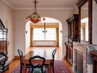 <em>Architecturale herenwoning met drie bouwlagen en ruime tuin, opgetrokken in art deco en de Nieuwe Zakelijkheid.</em><br /><br />De woning werd ontworpen door de <strong>Gentse architect Georges Fontaine</strong>, een vertegenwoordiger van de<strong> Gentse interbellumarchitectuur</strong> met een<strong> uitgesproken signatuur</strong> binnen de <strong>geometrische art deco</strong>.<br /><br />Deze bijzondere eigendom, gelegen op <strong>een perceel van 242 m² en met een bruikbare vloeroppervlakte van 387 m² (exclusief zolder en kelder)</strong>, biedt een unieke kans voor wie op zoek is naar een <strong>te renoveren pand met een uitzonderlijk karakter</strong>.<br /><br /><strong>Het gelijkvloerse niveau</strong> omvat <strong>een leefruimte, een eetplaats en een achtergelegen keuken met bijkeuken.</strong> Op dit niveau vinden we ook, achter de smeedijzeren poort, een<strong> dubbele autostaanplaats</strong>. Deze ruimte kan echter evengoed dienstdoen als <strong>atelier-, praktijk- of werkruimte.</strong><br /><br />Op <strong>de eerste en tweede verdieping</strong> bevinden zich <strong>telkens vier slaapkamers en één badkamer</strong>. Op de bovenste verdieping bevindt zich bovendien <strong>een extra royaal zolderniveau</strong> dat naar eigen smaak kan worden ingedeeld en ingericht. Het <strong>ruime bouwvolume</strong> laat tal van invullingen toe, zoals de <strong>combinatie van wonen en werken</strong>. Bijkomende troeven zijn <strong>de tuin over de volledige breedte </strong>van de woning, een <strong>extra kamer</strong> op het bordes en <strong>een zeer ruime kelder</strong>.<br /><br /><strong>Een zeldzame opportuniteit voor wie een exclusieve renovatiebasis zoekt op een van de meest gegeerde locaties van Gent.</strong>