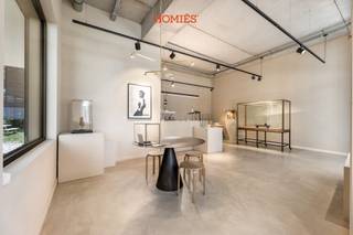 Gelegen op een uitstekende en centrale locatie in Leuven, in de Brusselsestraat 79, bieden wij deze aantrekkelijke commerciële ruimte van circa 53 m² te huur aan. Het handelspand is volledig instapklaar en vormt een interessante opportuniteit voor ondernemers die zich op een zichtbare en strategische locatie in het centrum van Leuven willen vestigen. De Brusselsestraat geniet van een levendige mix van handelszaken, horeca, dienstverlening en woongelegenheden en vormt een belangrijke verbinding doorheen het stadscentrum. Dankzij de goede passage en centrale ligging kan het pand rekenen op een mooie visibiliteit en een continue aanwezigheid van potentiële klanten. Met een oppervlakte van circa 53 m² biedt de handelsruimte verschillende mogelijkheden en leent ze zich voor uiteenlopende commerciële of professionele activiteiten. Het grote voordeel is dat het pand volledig instapklaar is, waardoor een nieuwe uitbater zonder omvangrijke werken snel van start kan gaan. Ook op vlak van bereikbaarheid scoort deze locatie uitstekend. Het historische centrum, openbaar vervoer en verschillende parkeermogelijkheden bevinden zich op wandelafstand. Samengevat vormt dit handelspand een uitstekende opportuniteit voor wie op zoek is naar een verzorgde, instapklare commerciële ruimte op een centrale toplocatie in Leuven. Geïnteresseerd? Neem gerust contact met ons op voor bijkomende informatie of een plaatsbezoek via info@homies.be.