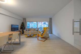 Dit stijlvol gerenoveerde appartement bevindt zich op een gegeerde locatie aan de achterzijde van de zeedijk, op de vernieuwde wandelboulevard...