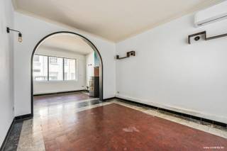 Deze ruime woning is ideaal voor gezinnen die op zoek zijn naar comfort en functionaliteit, gelegen op een gunstige locatie in Roeselare. <br /><br /><strong>Op het gelijkvloers</strong> kom je binnen via een ruime inkomhal die toegang biedt tot de kelder, de lichtrijke woonkamer en de aparte eetkamer. Aansluitende bevindt zich de keuken met praktische berging/wasplaats en een apart gastentoilet. <br /><br /><strong>Op de eerste verdieping</strong> bevinden zich maar liefst 4 volwaardige slaapkamers, een badkamer met toilet en een dressing. <br /><br /><strong>Buiten </strong>geniet je van een aangenaam terras met gezellig stadstuin, perfect om te ontspannen of te genieten van zonnige dagen. <br /><br />Kortom, een ruime en kwalitatief gerenoveerde woning met alle hedendaags comfort<br /><br /><strong><u>Pluspunten:</u></strong><br /><strong>+</strong> Centrale ligging nabij centrum Roeselare en invalswegen<br /><strong>+</strong> 4 slaapkamers<br /><strong>+</strong> Zonnepanelen met thuisbatterij<br /><strong>+</strong> Energiezuinig (EPC A)<br /><strong>+</strong> Ventilatie en zoneverwarming en airco<br /><strong>+</strong> Elektriciteit conform <br /><br />EPC 100 kWh/m² UC3033808<br /> <br />Vg – Wg – Gmo – Gvkr – Gvv<br /><br />Bent u op zoek naar een instapklare woning met moderne afwerking en energiezuinige voorzieningen? Plan snel een bezoek in deze prachtige woonst! <br /><br />Benieuwd naar dit pand of een andere eigendom? www.coventa.be – 051 222 051