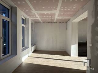 <p><span>In de mooiste winkelstraat van Diest verkoopt Immo Diest dit prachtig doorzonappartement met een gevelbreedte van meer dan 12m!</span></p><p><span>Geniet van uitzonderlijk veel lichtinval, en dat midden in de stad. Het appartement zal klaar zijn bij akte en heeft volgende indeling:</span></p><p><span> </span></p><p><span>GELIJKVLOERS:</span></p><p><span>- gemeenschappelijke inkomhal met fietsenberging</span></p><p><span>- trap naar boven</span></p><p><span>- trap naar de kelder</span></p><p><span> </span></p><p><span>EERSTE VERDIEPING:</span></p><p><span>- eigen inkomhal </span></p><p><span>- grote slaapkamer die -indien u wenst- opgedeeld kan worden in 2 volwaardige (slaap)kamers/dressing/bureau</span></p><p><span>- toffe keuken met toestellen en alle comfort</span></p><p><span>- leefruimte met hoge plafonds en veel ramen (daglicht)</span></p><p><span>- zonnig terras aan de achterzijde</span></p><p><span>- badkamer met lavabo en douche</span></p><p><span>- apart toilet</span></p><p><span>- berging/wasplaats met oa. gaswandketel en omvormer zonnepanelen </span></p><p><span> </span></p><p><span>ENERGIEZUINIG:</span></p><p><span>- verwarming op aardgas</span></p><p><span>- zonnepanelen met eigen omvormer (3x400WP)</span></p><p><span>- ventilatie C</span></p><p><span>- EPB voorcalculatie: E40 (dit in een indicatie, het definitieve E-peil kan afwijken van de voorcalculatie en wordt pas vastgesteld na ingebruikname)</span></p><p><span> </span></p><p><span>In de kelder beschikt u over een eigen berging.</span></p><p><span>Op het gelijkvloers is er een gemeenschappelijke fietsenberging.</span></p><p><span> </span></p><p><span>PS: </span></p><p><span>- de werken zijn nog bezig en zullen klaar zijn tegen het moment van akte </span></p><p><span>- u betaalt geen btw maar 2% registratierechten op de aankoop (als u aan de voorwaarden voldoet)</span></p><p><span>- blijft het E-peil onder E60 en voldoet het appartement aan alle EPB vereisten? Dan geniet u mogelijk gedurende 5 jaar een vrijstelling op de onroerende voorheffing gezien de Ingrijpende Energetische Renovatie.</span></p><p><span> </span></p><p><span>MEER INFO EN EEN BEZOEK?</span></p><p><span>Aarzel niet, contacteer Immo Diest: 013 31 25 22.</span></p><p><span>Wij laten u dit knappe appartement graag asap bekijken.</span></p>