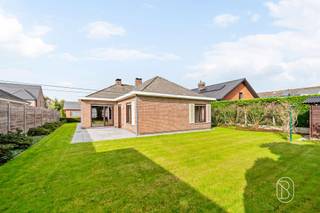 Gelijkvloers wonen, genieten van rust én de mogelijkheid om er helemaal uw eigen thuis van te maken? Deze charmante bungalow, gelegen in de Zomerweg 8 te Lendelede, biedt een mooie combinatie van comfort, ruimte en potentieel!Indeling: Via de inkomhal met afzonderlijk gastentoilet betreedt u de gezellige leefruimte, die aansluit op de keuken. Verder beschikt de woning over drie volwaardige slaapkamers en een badkamer. Buiten geniet u van een aangenaam terras en een tuin waar het heerlijk vertoeven is. De oprit en garage zorgen bovendien voor extra parkeergemak en de zolder voor praktische opbergruimte. Troeven: Deze bungalow bevindt zich in een rustige en aangename woonomgeving en biedt het grote voordeel dat alles zich op het gelijkvloers bevindt. De woning is perfect bewoonbaar en mits enkele opfrissingswerken maakt u er een eigentijdse thuis van, volledig naar eigen smaak. Bovendien beschikt de woning over een EPC-label D, waardoor er geen renovatieverplichting van toepassing is!Een charmante bungalow met tal van mogelijkheden, waar u met een persoonlijke toets iets écht moois van kunt maken. Kom het potentieel zelf ontdekken tijdens een bezoek via feline@immobeguin.be