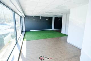 Zeer centraal gelegen handelsgelijkvloers met parking.Gelegen op de Kempische Steenweg tussen de grote en de kleine ring, vlakbij invalswegen,...