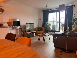 Prachtig appartement met 2 slaapkamers en zonnig terras op de eerste verdieping, gelegen in een kleinschalig gebouw (4 appartementen) in het centrum van Lint . Staanplaats onder carport en gebruik gemeenschappelijke fietsenberging inbegrepen, geen lift aanwezig. De appartementen zijn afgewerkt met hoogwaardige materialen. Hal, ruime woonkamer met zonnig terras en volledig geïnstalleerde open keuken, gastentoilet, berging, 2 slaapkamers, badkamer met inloopdouche. Vloerverwarming d.m.v. warmtepomp, individuele zonnepanelen aanwezig. Maandelijkse provisie voor o.a. elektriciteit gemeenschappelijke delen bedraagt 35 euro/maand. Beschikbaar vanaf november 2026. Voor verdere informatie kan u ons bereiken op via mail info@batimmo-vastgoed.be
