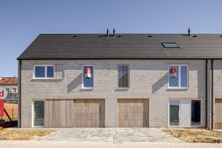 Tussen de Parkstraat en Artoisstraat, in hartje Wevelgem, realiseert Danneels ruime gezinswoningen.<br /><br />Momenteel is nog slechts één woning te koop; de halfopen bebouwing met 4 slaapkamers op het lot 11. <br /><br />Met 195 m² woonruimte, een ingerichte keuken en badkamer, 4 slaapkamers, een omheinde tuin met gezellig terras, garage, oprit, ... heb je hier alles wat je verlangt. <br /><br />Deze woning kan in enkele maanden woonklaar worden afgewerkt. Perfect voor wie graag snel wil verhuizen. <br /><br />Vloerverwarming, zonnepanelen en slimme ventilatie zorgen voor jouw comfort en een lage energiefactuur. <br /><br />Kies jouw afwerking in de toonzalen van onze partners en Danneels doet de rest. Onze klantenbegeleider staat voor je klaar.