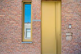 Deze charmante duplexwoning, met inkom aan de Ambachtsstraat, combineert een klassieke indeling met moderne technieken en energiezuinig comfort. <br /><br />Op het gelijkvloers vormen de volledig ingerichte keuken, eetruimte en zitplaats een open en luchtig geheel met zicht op de tuin. Een grote voorraadberging grenst aan de keuken en de technische installaties zijn netjes ondergebracht in een aparte berging.<br /><br />Achteraan bevindt zich een zuidgerichte stadstuin met ommuurd terras en een poortje naar de straat – ideaal voor privacy. Via de tuin heb je directe toegang tot een zeer ruime garage ( aan te kopen voor €40.000,-), geschikt voor een wagen, meerdere fietsen, afvalcontainers en met voorziening voor een laadpaal, aangesloten op de meter van de woning.<br /><br />Op de verdieping vinden we twee ruime slaapkamers met parket en een comfortabele badkamer met dubbele wastafel, douche en extra toilet – perfect voor gezinnen of koppels.<br /><br />Kwaliteit en duurzaamheid gegarandeerd:<br /><br />*Vloerverwarming mét vloerkoeling, warmtepomp en zonnepanelen inbegrepen.<br />E-peil 10 (ver onder de norm), wat betekent: 5 jaar vrijstelling van onroerende voorheffing.<br /><br />Een comfortabele, energiezuinige woning op een centrale locatie – klaar om jouw thuis te worden!<br /><br />Aankoop mogelijk aan 6% BTW
