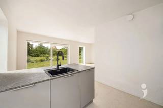 <p><span>Zeer mooi appartement met 3 slaapkamers (136 m²).</span></p><p><span>De inkom situeert zich op de eerste verdieping in het gebouw, op het tuinniveau achteraan. </span></p><p><span>Op dit niveau beschikt het appartement over een inkomhal met gastentoilet, een mooie leefruimte met open keuken (35 m²) en directe toegang tot de tuin en terras. </span></p><p><span>Tevens kan je op dit niveau een aangename masterbedroom met ensuite badkamer terugvinden. </span></p><p><span>Een trap leidt ons naar de verdieping gelijk met het straatniveau. Hier bevinden zich nog 2 slaapkamers, afzonderlijk toilet, 2e badkamer en een grote berging.</span></p><p><span>Bij dit appartement zijn 2 staanplaatsen voorzien.</span></p><p><span> </span></p><p><span>Nieuwbouwverkoop onder BTW-stelsel (6% BTW mogelijk). Direct beschikbaar.a</span></p><p><span> </span></p><p><span>Interesse? Contacteer ons via 016 15 31 15 of <span>info@immolivit.be</span></span><span> </span></p><p><span> </span></p><p><span> </span></p>