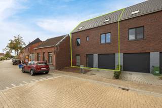 Deze recente woning (bouwjaar 2023) combineert modern comfort met een uiterst gunstige ligging. Gelegen op een perceel van 199 m² in een doodlopende straat, geniet u hier van rust én wandelafstand tot het centrum van Oelegem.<br /><br />Het gelijkvloers verwelkomt u met een inkomhal en gastentoilet, gevolgd door een lichtrijke leefruimte met open keuken en schuifraam naar de tuin. Verder vindt u hier ook een inpandige garage met automatische poort en een praktische wasruimte.<br /><br />De eerste verdieping telt drie ruime slaapkamers, een apart toilet en een badkamer met ligbad, inloopdouche en dubbele lavabo. Op de tweede verdieping zijn nog eens twee slaapkamers ondergebracht, samen met een technische ruimte en een tweede badkamer (nog af te werken - leidingen reeds voorzien).<br /><br />Met een A-label (21 kWh/m²), 16 zonnepanelen, regenwaterrecuperatie en een modern ventilatiesysteem is deze woning volledig klaar voor de toekomst.<br /><br />Bovendien geniet u van een toplocatie: vlakbij scholen, winkels en openbaar vervoer, met vlotte verbinding naar de E34 en E313 én toegang tot prachtige fietsroutes langs de vaart.<br /><br />Een ideale gezinswoning die energiezuinigheid, ruimte en ligging perfect combineert.