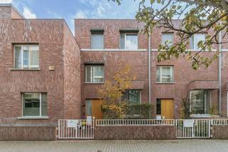 <p>In de groene woonwijk MIDDEN vinden we deze hedendaagse gezinswoning met 158 m² woonoppervlakte, drie slaapkamers, twee badkamers en een eigen tuin.</p><p><br /></p><p>Op het gelijkvloers staat het contact met de tuin centraal. De fijne eetruimte kijkt uit op het groen en sluit naadloos aan op de grondig uitgeruste keuken. De vide zorgt daarbij voor een aangenaam open gevoel en verbindt beide woonniveaus mooi met elkaar.</p><p><br /></p><p>De woonkamer bevindt zich op de eerste verdieping en vormt een aparte, gezellige plek om tot rust te komen. Aan de vide is bovendien ruimte voorzien voor een bureau. Verder beschikt de woning over drie slaapkamers en twee badkamers, waardoor er aan ruimte geen gebrek is.</p><p>Ook de ligging is een echte troef. Je woont hier rustig en groen, en toch op wandelafstand van de handelaars in de Heuvelstraat. Met trein, tram en bus vlakbij, én de fietsostrade richting Antwerpen en Lier in de buurt, geraak je vlot alle kanten uit.</p><p><br /></p><p>De woning werd gebouwd in 2016, heeft EPC-label A en beschikt over een private autostaanplaats in de ondergrondse parking. Comfortabel en energiezuinig wonen, midden in Boechout.</p><p><br /></p><p><strong>De ondergrondse autostaanplaats is verplicht mee aan te kopen voor € 25.000.</strong></p><p><br /></p><p><strong>Extra troeven</strong></p><ul><li>EPC-label A</li><li>3 slaapkamers &amp; 2 badkamers</li><li>158 m² woonoppervlakte</li><li>Woonkamer op de eerste verdieping</li><li>Open vide met ruimte voor bureau</li><li>Eigen tuin</li><li>Kwalitatieve ingemaakte kasten</li><li>Private ondergrondse autostaanplaats</li><li>Vlotte verbinding met Antwerpen en Lier</li></ul><p><br /></p>