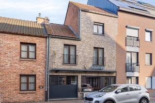 Woning met handelsgelijkvloers ingericht als frituur.Vooraan bevindt zich het handelsgedeelte, rechtstreeks bereikbaar vanuit het woongedeelte...