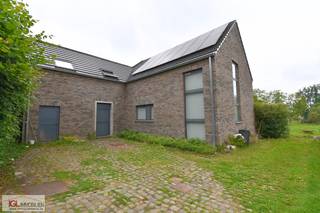 Immo Groot Leeuw vous présente cette magnifique ferme rénovée avec une vue imprenable.Dès votre arrivée, vous serez accueilli dans un vaste hall...