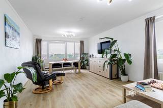 <p><span>Dit appartement is ideaal gelegen net buiten de Singel, op een steenworp van het Rivierenhof — perfect voor wie rustig wil wonen met de stad binnen handbereik. Dankzij de vlotte verbindingen met het openbaar vervoer, de wagen en het velo-deelsysteem geniet je hier van een uitstekende bereikbaarheid. Ook winkels en supermarkten bevinden zich in de directe omgeving.</span></p><p><span>Het appartement bevindt zich op de zesde verdieping van een goed onderhouden gebouw met vijftien verdiepingen. Het dak werd reeds geïsoleerd en de zijgevel werd recent vernieuwd. De vaste kosten bedragen circa €400/maand. In 2021 werd het appartement volledig gerenoveerd, waardoor je hier zonder zorgen kan intrekken. De elektriciteit is conform en de aluminium ramen zijn voorzien van dubbele beglazing.</span></p><p><span>Je komt binnen in de hal met twee praktische ingemaakte vestiairekasten. Vooraan bevindt zich de lichtrijke woonkamer (32 m²), waar je elke dag kan genieten van een prachtig uitzicht over de Antwerpse skyline en indrukwekkende zonsondergangen.</span></p><p><span>De aparte keuken (8 m²) is voorzien van een basisuitrusting. De twee slaapkamers van 10 m² en 16 m² bevinden zich aan de oostzijde, waardoor je hier ontwaakt met de ochtendzon en een open zicht. De grootste slaapkamer geeft bovendien toegang tot het terras van 5 m² met oost-oriëntatie.</span></p><p><span>Centraal in het appartement bevindt zich de badkamer (5 m²) met ligbad/douche en lavabo, en er is ook een apart toilet aanwezig. Tot slot beschikt het appartement nog over een privatieve kelderberging.</span></p><p><span>Ben je op zoek naar een instapklaar appartement met veel lichtinval en unieke vergezichten op elk moment van de dag? Mis deze kans niet! Bewoonbare opp. 93 m² – ref.: bruto vloeropp. Voor meer info of een gratis schatting surf naar </span><span><span>www.hansimmo.be</span></span></p><p><span> </span></p>