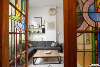 <h3><span>Renovated house with an idyllic city garden</span></h3><p><span>Are you looking for a home full of character where authenticity and modern living comfort blend seamlessly? Then this beautiful townhouse in the beloved Viaduct-Dam neighborhood is sure to charm you. This unique gem was thoroughly renovated in 2019 with respect for its authentic charm and features an exceptionally beautiful, green city garden.</span></p><h4><span>Ground Floor</span></h4><p><span>As you enter through the stately foyer, you’re immediately greeted by the impressive high ceilings and numerous authentic features, such as the original interior doors, moldings, and beautiful ceiling ornaments. Adjacent to this is the spacious living area, which is bathed in natural light thanks to the large windows.</span></p><p><span>The home then leads you to the stylish open kitchen, where you can enjoy a beautiful view of the unique garden. The ground floor also features a guest bathroom and a practical storage room.</span></p><h4><span>First Floor</span></h4><p><span>On the first floor, you’ll find a beautifully renovated bathroom, equipped with a bathtub, spacious walk-in shower, double sink, and toilet. Thanks to the abundant natural light, this space feels exceptionally pleasant and luxurious.</span></p><p><span>In addition, this floor features two exceptionally spacious bedrooms.</span></p><h4><span>Second floor</span></h4><p><span>The fully renovated second floor serves as a full-fledged master floor. Here you’ll find the spacious master bedroom with a stylish en-suite bathroom, featuring a walk-in shower, sink, and toilet.</span></p><p><span>There is also a fourth room, currently furnished as a walk-in closet and office space, but equally suitable as an extra bedroom.</span></p><h4><span>Basement</span></h4><p><span>Beneath the entire built-up area is a very spacious basement. This offers numerous possibilities as storage space, a hobby room, a studio, or a wine cellar.</span></p><h4><span>Garden</span></h4><p><span>The absolute highlight of this home is undoubtedly the beautiful, idyllic city garden. A unique green oasis in the heart of the city, where peace, privacy, and conviviality take center stage. The perfect place to relax, enjoy long summer evenings, or entertain friends and family.</span></p><h3><span>Interested?</span></h3><p><span>Are you curious about this exceptional home full of charm, space, and character? Schedule your visit today via <span>www.janssenenjanssen.be</span></span><span>!</span></p>