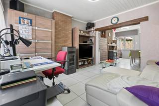 +++ Molenstraat 107 A, Liedekerke +++<br />
<p><span>Deze gerenoveerde 2-gevelwoning is gunstig gelegen, op wandelafstand van scholen, winkels en openbaar vervoer. </span><span>Bij het betreden van de woning komt u terecht in de ruime leefruimte, met aansluitend een aparte keuken. Op het gelijkvloers bevindt zich eveneens de <strong>badkamer, uitgerust met een ligbad, toilet en lavabo</strong>. </span><span>Op de eerste verdieping bevinden zich <strong>twee slaapkamers</strong>. De zolderverdieping biedt plaats aan een <strong>derde ruime slaapkamer</strong>. </span><span>Buiten beschikt de woning over een bijgebouw en een </span><strong><span>uitzonderlijk ruime tuin van maar liefst 700 m²</span></strong><span>. Deze biedt tal van mogelijkheden en leent zich onder meer uitstekend voor het houden van dieren, het aanleggen van een ruime moestuin of het creëren van verschillende ontspanningszones. </span><span>Naast de woning bevindt zich een </span><strong><span>aparte toegang tot de tuin via een afsluitbaar hek</span></strong><span>. Deze doorgang is bijzonder praktisch voor fietsen, tuinmateriaal en andere benodigdheden, zonder hiervoor door de woning te moeten gaan. </span><span>Een woning met tal van mogelijkheden, zowel binnen als buiten, dankzij de praktische indeling en de uitzonderlijk ruime tuin.</span></p>
<p><strong><span>Interesse in een bezoek?</span></strong><span> Contacteer ons via </span><strong><span>info@immoteam.be</span></strong><span> of </span><strong><span>0478/059 069</span></strong><span>.</span></p>