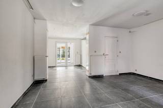 <p><strong>Charmante maison familiale rénovée avec 3 chambres – prête à emménager et économe en énergie</strong></p>
<p>Située dans une rue calme, cette maison pleine de caractère datant de 1930 a été rénovée avec soin et dans les règles de l’art par le propriétaire actuel.</p>
<p>Sur un terrain de 135 m² et avec une surface habitable de 126 m², cette maison offre tout ce qu’une famille moderne recherche, tout en conservant son charme authentique.</p>
<p><strong>Disposition :</strong><br />Au rez-de-chaussée, vous entrez dans un séjour lumineux menant à une cuisine récente entièrement équipée et à une salle de bain moderne. La véranda conviviale donne accès à la terrasse et au jardin ensoleillé — idéal pour se détendre ou profiter en famille.</p>
<p>Au premier étage se trouvent deux chambres spacieuses et lumineuses. Les combles ont été aménagés en une troisième chambre à part entière — parfaite comme suite parentale, bureau ou espace hobby.</p>
<p><strong>Atouts de cette maison :</strong></p>
<ul>
<li>
<p>PEB B – logement économe en énergie</p>
</li>
<li>
<p>Électricité conforme</p>
</li>
<li>
<p>Prête à emménager et rénovée avec goût</p>
</li>
</ul>
<p></p>