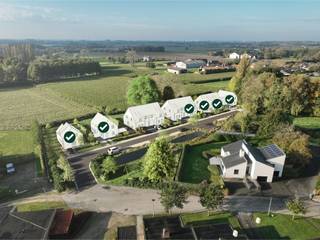 Ben je op zoek naar een plek om jouw droomwoning te bouwen? In de Walstraat te Koolskamp biedt All-Bouw 3 ruime percelen voor open bebouwing en 6 percelen voor halfopen bebouwing, variërend van <strong>360 tot 1.000m<sup>2</sup>.</strong> Elk perceel is zuidgericht, perfect om volop te genieten van zonlicht in huis en tuin.<br /><br /><strong>Rust, natuur en ruimte voor het gezin.</strong><br /><br />Dit project combineert kwaliteit en leefbaarheid in een landelijke omgeving waar rust, ruimte en duurzaamheid centraal staan. De kindvriendelijke ligging in een doodlopende straat zorgt voor een veilige woonomgeving, terwijl het uitzicht over de omliggende velden de verbinding met natuur versterkt.<br /><br /><strong>Een duurzame thuis die bij je past.</strong><br /><br />Met diverse perceelgroottes kun je jouw ideale woning realiseren, precies zoals jij het wilt. Deze verkaveling stimuleert de bouw van energiezuinige woningen, afgewerkt met duurzame materialen. Koolskamp biedt niet alleen een gezellige dorpssfeer met voorzieningen dichtbij, maar ook de kans om een woning te creëren die klaar is voor de toekomst.<br /><br /><strong>Vlotte verbinding naar omliggende steden.</strong><br /><br />Naast de rust en het groene karakter van Koolskamp biedt deze verkaveling ook een uitstekende bereikbaarheid. Binnen slechts 5 minuten rijd je de E403 op, waardoor je vlot in de richting van Brugge of Roeselare reist. Ook de dichtsbijzijnde supermarkt en dagelijkse voorzieningen zijn snel bereikbaar.