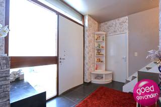 VERRASSEND RUIME GEZINSWONING met maar liefst 4 ruime slaapkamers en 2 grote livings, verder voorzien van een zeer ruim en zonnig terras met in...