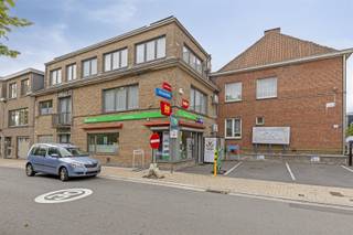 <p><strong>Ontdek deze charmante en ruime handelswoning in het hart van MERELBEKE-MELLE! </strong></p><p><strong>Voor meer informatie en een verhelderend bezoek ter plaatse mag u Bert Pauwels contacteren op het nummer 0496/33.24.56</strong></p><p>Welkom bij uw toekomstige woning, ideaal gelegen in een levendige en gezellige buurt. Dit prachtige pand biedt u drie ruime slaapkamers, perfect voor gezinnen of als extra werkruimte. De overvloed aan natuurlijk licht en de uitnodigende sfeer maken van deze woning een echte thuis. Het uiterst commercieel gelegen gelijkvloers met privé parking voor 4 wagens heeft enorm veel potentieel en kan ook ongetwijfeld uw professionele activiteit naar een hoger niveau tillen.</p><p>De elegante ruime woonkamer (46m2)straalt warmte en comfort uit, met een stijlvolle openhaard als centraal punt. De open aangrenzende eetkamer is ruim en biedt volop mogelijkheden voor heerlijke diners.</p><p>De moderne keuken is volledig uitgerust en ontworpen met functionaliteit en esthetiek in gedachten. Hoge kwaliteit apparaten en voldoende opbergruimte zorgen voor een geweldige kookervaring.</p><p>De badkamer is strak en eigentijds afgewerkt, en biedt een comfortabel bad met regendouche, wat het gevoel compleet maakt.</p><p>Het pand is voorzien van 16 zonnepanelen en heeft aparte ingang voor het privé als voor het commercieel gedeelte. Deze zijn elk voorzien van hun eigen nutsvoorzieningen (elek, gas en water).</p><p>Het pand heeft een garage, deze wordt momenteel als berging wordt gebruikt.</p><p>Ook biedt de nabijheid van openbaar vervoer (trein en bus) en een gemakkelijke toegang tot de stad en daarbuiten.</p><p>Bovendien maakt de centrale ligging het mogelijk om te genieten van alle voorzieningen die Merelbeke-Melle te bieden heeft, inclusief winkels, restaurants en scholen, op loopafstand.</p><p>Laat deze kans niet voorbijgaan en maak van deze handelswoning uw nieuw thuis in deze bruisende gemeenschap!</p><p></p>