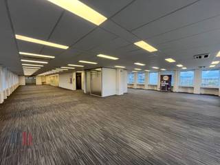 Dit uitstekend gelegen kantoor van 512 m² is te huur langs de bedrijvige Martelaarslaan (R40), de kleine ring van Gent. De Martelaarslaan is...