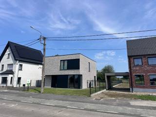 <span><span>Deze moderne nieuwbouwvilla, gelegen in het rustige Edewalle (Kortemark), biedt een ideale combinatie van comfort, ruimte en hedendaagse afwerking. De woning is perfect voor gezinnen die op zoek zijn naar een stijlvolle en praktische woonomgeving in een aangename, groene buurt.<br /><br />Bij het betreden van de woning komt u in de inkomhal met <strong>gastentoilet</strong>. Van hieruit bereikt u de lichtrijke <strong>woonkamer</strong>, die dankzij de grote raampartijen een aangenaam gevoel van ruimte en openheid creëert. De woonkamer sluit naadloos aan op de moderne open <strong>keuken </strong>met alle toestellen, die alle mogelijkheden biedt voor gezellig koken en tafelen. Aansluitend bevindt zich een praktische <strong>berging </strong>met aansluiting wasmachine en extra opbergruimte.<br /><br />Op de eerste verdieping bevindt zich de nachthal die toegang geeft tot <strong>drie zeer ruime slaapkamers</strong>. Daarnaast is er een tweede <strong>bergruimte</strong>, ideaal voor extra stockage. De ruime <strong>badkamer </strong>is afgewerkt met high-end materialen en functioneel ingericht bovendien is er een apart toilet op deze verdieping.<br /><br />Ook buiten biedt deze woning heel wat troeven. Vooraan is er een verzorgde voortuin met <strong>oprit </strong>voor meerdere wagens en een <strong>carport</strong>. Achteraan beschikt de woning over een ruime tuin waar u in alle rust kunt genieten. Bovendien is er een <strong>ruime garage </strong>die zorgt voor extra parkeergelegenheid en opbergruimte.<br /><br />Deze energiezuinige nieuwbouwwoning combineert hedendaags wooncomfort met een rustige ligging en vormt zo een ideale thuisbasis voor wie op zoek is naar kwaliteit en ruimte.<br /><br /><u>Troeven:</u></span></span>
<ul>
<li><span><span>3 volwaardige slaapkamers;</span></span></li>
<li><span><span>veel opbergruimte;</span></span></li>
<li><span><span>ruime tuin;</span></span></li>
<li><span><span>afgewerkt met degelijke kwalitatieve materialen.</span></span></li>
</ul>
<span><span>Beschikbaarheid: vanaf augustus 2026.<br /><br />EPB in aanvraag.<br /><br />Interesse in deze knappe villa? Contacteer ons voor meer info of een bezoek.</span></span>