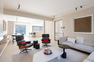 <p><span>Prachtige moderne &amp; volledige vernieuwde villa met ongeëvenaarde luxe en verfijning midden in de Elsdonkwijk. Met hoogwaardige afwerking &amp; kwalitatieve materialen is dit huis meer dan alleen een woning; het is een levensstijl op zich. Elk detail van deze villa is met zorg ontworpen en gebouwd met de beste materialen. De afwerking straalt klasse en stijl uit en maakt dat dit een uniek object is gelegen op een gegeerde ligging nabij alle faciliteiten. De elegante inkomhal brengt ons deels naar de warme &amp; sfeervolle woonkamer met een hyper geïnstalleerde eetkeuken met groot eiland. Van hieruit geniet u van een mooi zicht &amp; doorgang naar het prima georiënteerd terras en tuin. De sublieme woonkamer met inbouwkasten en een gashaard zijn opnieuw een eyecatcher. Vooraan treffen we een polyvalente kamer die als bureau of speelkamer kan dienen. Boven zijn er 3 geweldige kamers en 2 prachtige badkamers. De algehele afwerking is van uitzonderlijk hoog niveau. Zo werd het geheel afgewerkt met Mortex. Eveneens zijn alle slaapkamers voorzien van inmaakkasten. Achteraan bevindt zich een schitterende bunker die eveneens vernieuwd werd met enorm veel opslagruimte. Kan alsook als garage- of polyvalente ruimte fungeren. Aanwezigheid van kleine bergzolder en kelder..Het perceel is volledig omheind en er zijn staanplaatsen voorzien. </span></p><p><span>Uniek object!</span></p><p><span>Snel beschikbaar!</span></p>