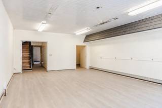 Wonen, ondernemen én investeren op een toplocatie in Antwerpen.<br /><br />In het bruisende hart van<strong> 2060</strong> Antwerpen bevindt zich deze verrassend ruime stadswoning met handelsgelijkvloers. Een eigendom die moeiteloos wonen en werken combineert en tegelijk tal van toekomstmogelijkheden biedt.<br /><br />Op het gelijkvloers vindt u een commerciële ruimte met uitstekende zichtbaarheid, ideaal voor een winkel, kantoor, praktijk of vrij beroep. Dankzij de aparte woonverdiepingen geniet u van een duidelijke scheiding tussen werk en privé.<br /><br />De woning beschikt over een ruime en lichtrijke<strong> leefruimte van ongeveer 40 m²</strong>, <strong>vier volwaardige slaapkamers </strong>en een <strong>praktische kelder</strong> die extra bergruimte voorziet.<br /><br />De royale indeling maakt deze eigendom geschikt voor zowel gezinnen, zelfstandigen als investeerders.<br /><br />Gelegen op wandelafstand van winkels, scholen, openbaar vervoer en het Centraal Station geniet u hier van alle voordelen van het stadsleven, terwijl u tegelijk investeert in een locatie met blijvende waarde.<br /><br /><strong>Troeven:</strong><br />Handelsgelijkvloers met uitstekende commerciële visibiliteit.<br />Ruime leefruimte van ca. 40 m².<br />Vier volwaardige slaapkamers.<br />Praktische kelder.<br />Wonen en werken onder één dak.<br />Centrale ligging nabij het centrum van Antwerpen.<br />Interessant voor eigen gebruik én investering.<br /><br /><strong>Technisch:</strong><br />EPC: 208 kWh/m2jaar<br />G-&amp;P-score: A&amp;A<br />Geen renovatieplicht<br />Stedenbouw in aanvraag<br /><br />Bent u op zoek naar een eigendom die meer biedt dan een klassieke stadswoning?<br />Dan nodigen wij u graag uit om de mogelijkheden van deze unieke combinatie van wonen en ondernemen zelf te ontdekken tijdens een bezoek.