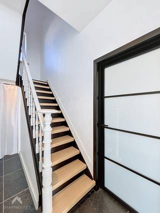 Mariakerke, the place to be! <br />Op een absolute topligging, vlak bij winkels, scholen, openbaar vervoer en tal van andere faciliteiten, vinden we deze energiezuinige woning met verrassend veel charme en comfort. <br />Via de inkomhal met handige bergruimte kom je in de ruime, lichtrijke leefruimte met gezellige zit- en eethoek. De prachtige, volledig uitgeruste keuken vormt het hart van de woning en biedt bovendien plaats voor een gezellige eethoek. <br />Verder beschikt de woning over een stijlvolle badkamer met inloopdouche, ligbad, lavabomeubel en toilet. <br />Achteraan geniet je van een gezellige stadstuin met tuinberging en aangelegde zonneterrassen, ideaal voor zonnige momenten. <br />Op de verdieping zijn er 2 slaapkamers en een praktische zolderruimte die extra mogelijkheden biedt. Een instapklare, energiezuinige woning op een gegeerde locatie in Mariakerke!<br /><br /><span>Extra troeven:<br /></span><br />
<ul>
<li><span>Energiezuinig (Label-B)</span></li>
<li><span>Voorzien van zonnepanelen</span></li>
<li><span>Thuisbatterij 10 kW</span></li>
<li><span>Regenwaterput</span></li>
<li><span>Op wandelafstand van scholen, winkels, openbaar vervoer en de zeedijk</span></li>
<li><span>Instapklaar</span><span></span></li>
</ul>
<span><br />Deze woning is te koop ZONDER makelaar via het concept van Smart Houses. Wenst u verdere inlichtingen of een bezoek? Contacteer rechtstreeks de eigenaar via 0496/98.04.78</span>