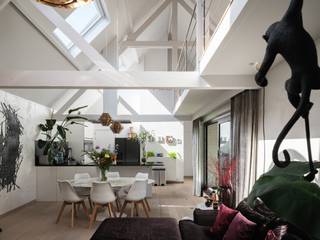 Bijzondere eigendom gelegen in een voormalige industriële katoenspinnerij.<br /><br />Het kleinschalige project, gelegen nabij het Zuid, is een voorbeeld van hoe industrieel erfgoed succesvol kan worden herbestemd tot woongelegenheden, met behoud van historische elementen.<br /><br />Het appartement onderscheidt zich door zijn volume en karakter. Met een bruto vloeroppervlakte van ca. 168 m² en een terras van ca. 11 m² biedt het appartement een unieke ruimtelijkheid.<br /><br />De hoge plafonds, het indrukwekkende dakgebinte en de vele raampartijen zorgen voor een bijzondere woonbeleving en overvloedige lichtinval.<br /><br />Het appartement beschikt onder andere over twee aparte slaapkamers en een bovengelegen multifunctioneel open volume (als gewenst verder te onderverdelen) Een extra troef is de gemeenschappelijke binnentuin, die zorgt voor een rustgevende en privatieve beleving. Aparte fietsenberging ter beschikking.<br /><br />Kortom: de perfecte uitvalsbasis voor wie op zoek is naar een unieke woonplek in een rustige omgeving.