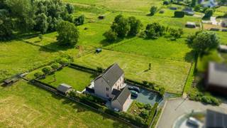 Ontdek deze exclusieve villa in pastorijstijl gelegen in Roosdaal en gebouwd in 2016 op een uitzonderlijk ruim terrein van maar liefst 45a. Deze eigendom onderscheidt zich door haar hoogwaardige, luxueuze afwerking, doordachte indeling en uitzonderlijke ligging met een adembenemend uitzicht over de uitgestrekte velden. U komt binnen in een ruime inkomhal met een elegante traphal naar de eerste verdieping. De lichtrijke leefruimte vormt een open en harmonieus geheel met de keuken en heeft een mooie verbinding naar de tuin dankzij de grote raampartijen. De stijlvolle hoofdkeuken wordt aangevuld met een praktische bijkeuken en een aparte wasplaats. Verder heeft de villa op de benedenverdieping een inpandige garage met bergingsruimte en een ruime oprit met voldoende parkeergelegenheid. De woning beschikt op de bovenverdieping over een open en ruime overloop die dankzij de vide en de verschillende ramen heel lichtrijk is. Ook zijn er drie slaapkamers waaronder een prachtige ouderlijke suite met eigen dressing en badkamer met zowel douche als ligbad. Een tweede slaapkamer beschikt bovendien over een ensuite douchekamer. Buiten geniet u van een volledig omheinde en prachtig aangelegde, zuidgerichte tuin, waar rust, privacy en ruimte centraal staan. Dankzij de uitzonderlijk vrije ligging, zonder directe buren, geniet u hier van een ongeëvenaard gevoel van vrijheid en een schitterend open zicht over de omliggende velden. Kortom, een unieke en exclusieve eigendom waar hoogwaardige afwerking, privacy en een uitzonderlijke ligging centraal staan. Wenst u meer informatie? Neem dan contact met ons op via 054 69 68 67.